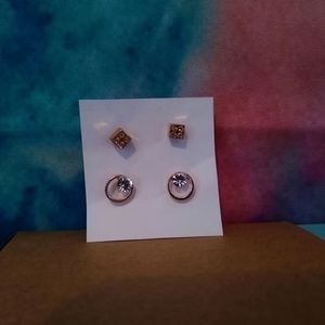 2 pairs of gold earrings